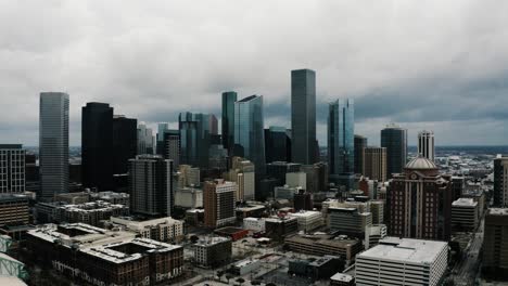 Aerial-establishing-shot-of-Houston's-downtown-skyline