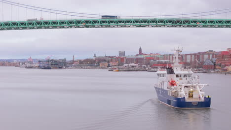 Das-Forschungsschiff-Skagerak-Der-Universität-Göteborg-Fährt-Unter-Der-Älvsborg-Brücke-Hindurch