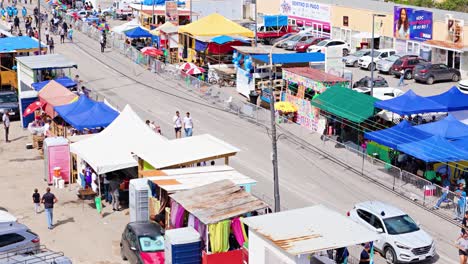 Pop-up-Zelte-Säumen-Die-Straße,-Während-Die-Einheimischen-Auf-Die-Große-Karnevalsparade-In-Curaçao-Warten