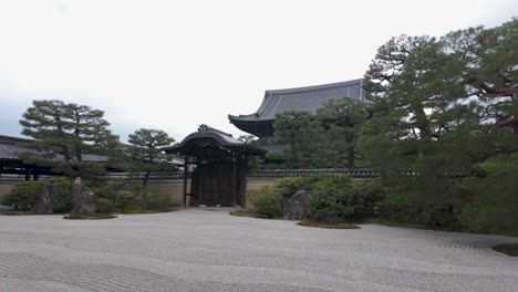 Kennin-Ji-Temple-in-Gion,-Kyoto,-Peaceful-Stone-Garden-in-Courtyard