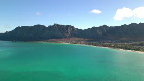 Vista-Panorámica-Del-Tranquilo-Paisaje-Marino-Y-Las-Montañas-En-Oahu,-Hawaii---Disparo-De-Drones