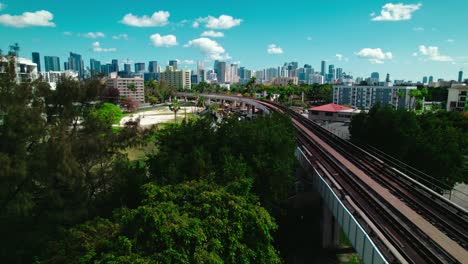 Línea-Ferroviaria-Elevada-Que-Serpentea-A-Través-Del-Paisaje-Urbano-De-Miami.