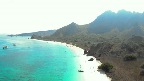 turquoise-water-and-steep-mountains-Of-The-Pink-Beach-On-Padar-Island-in-Komodo-National-Park,-Indonesia