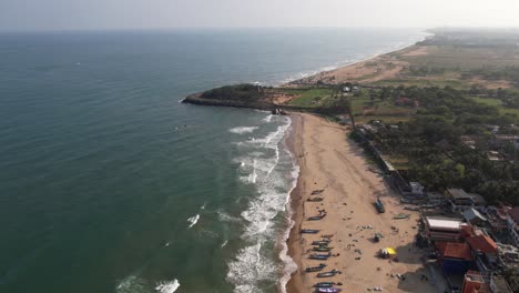 Toma-Aérea-De-Un-Templo-A-Orillas-Del-Mar-Rodeado-De-Barcos-Y-Edificios