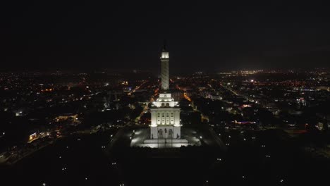 Monumento-A-Los-Héroes-De-La-Restauración,-Santiago-De-Los-Caballeros,-República-Dominicana-De-Noche,-Vista-Aérea