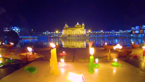 El-Templo-Dorado-Amritsar-India-Celebra-Gurupurab-En-El-Templo-Dorado-Y-Fuegos-Artificiales