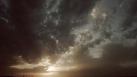 Dramatische-Skyline-Von-Kansas-Mit-Langsam-Ziehenden-Wolken-Bei-Sonnenuntergang