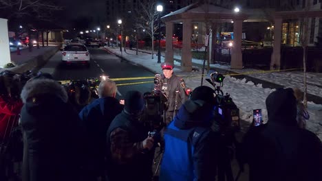 Menschenmenge-Versammelte-Sich-Bei-Einer-Nächtlichen-Pressekonferenz-Der-Polizei-Auf-Einer-Stadtstraße