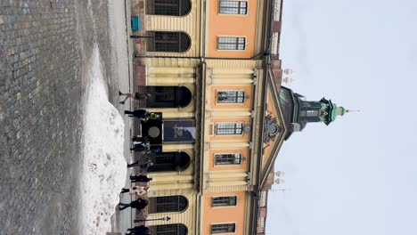 Schwedische-Akademie-Und-Nobelpreismuseum-Gebäude-An-Verschneiten-Tag,-Vertikal