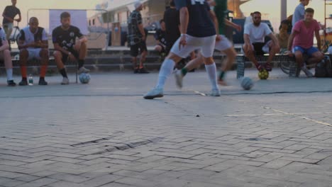 Zeitlupenansicht-Des-Schnellen-Spielfeldaufbaus-Und-Des-One-Touch-Torschusses-Während-Der-Goldenen-Stunde-Beim-Straßenfußballturnier