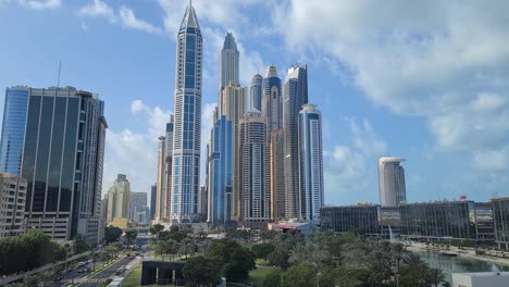 Blick-Auf-Die-Dubai-Marina-Towers-Von-Media-City,-Moderne-Wolkenkratzer-Und-Verkehr
