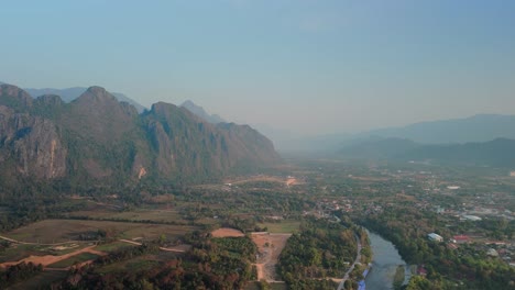 Pintoresco-Valle-De-Piedra-Caliza-De-Vang-Vieng-Con-Río,-Laos