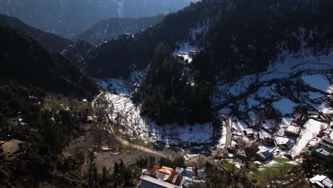 Luftaufnahme-Des-Dorfes-Katha-Piran-Im-Schneebedeckten-Neelum-Tal