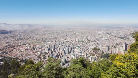 Weitläufige-Aussicht-Auf-Die-Stadt-Bogota-Und-Die-Berge,-Kolumbien