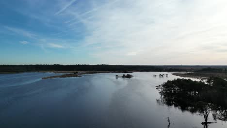 Kalmthoutse-Heide-Schwenken-über-Feuchtgebiete-Enthüllt-Die-Spaltung-Von-Blau-Zu-Weiß-Himmel