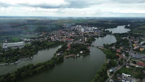 Stadt-Am-See-Industrie-Wasser-Brücke-Luftaufnahme-Sehr-Lange