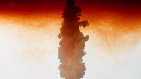 Zeitlupen-Spritzer-Aus-Orangefarbener-Tinte-Ins-Wasser,-Rauchschwaden-Bild-Mit-240 fps