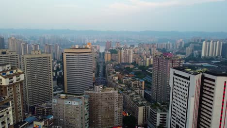 Loopable-Backgroung-360-Panorama-Ansicht-Von-Links-Auf-Wunderschöne-Stadtlandschaft-Mit-Wolkenkratzern-In-Yangjiaping-Chongqing,-China