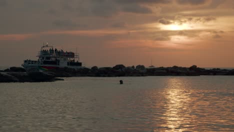 Natación-Al-Atardecer-Y-Barcos-Moviéndose-En-El-Agua-Por-Curaçao-En-El-Caribe