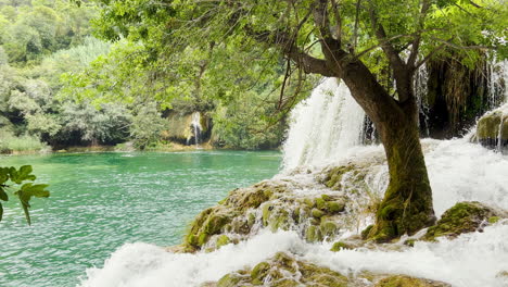 Ein-Gewaltiger-Wasserfall-Ergießt-Sich-In-Das-Wunderschöne-Türkisfarbene-Wasser-Darunter