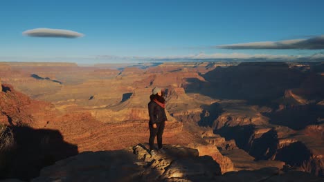 Mujer-Joven-En-El-Gran-Cañón,-Arizona.