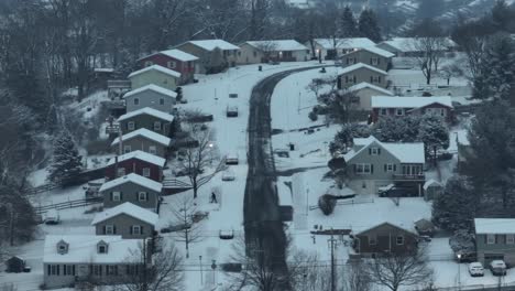 Winter-snow-on-hill-in-american-neighborhood
