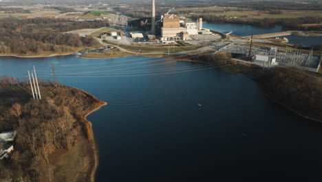 Planta-De-Energía-De-Flint-Creek-Junto-Al-Lago-Swepco-En-Arkansas,-Luz-Del-Atardecer,-Vista-Aérea