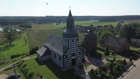 Alte-Historische-Fachwerk-Katholische-Kirche-Im-Dorf-Antenne-Im-Umlauf