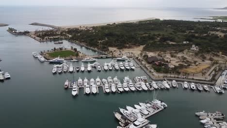 Marina-De-San-José-Del-Cabo-En-Baja-California-Sur-Con-Barcos-Atracados,-Cielo-Nublado,-Vista-Aérea