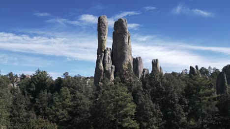 Luftdrohne-Fliegen-Creel-Monk-Stone-Valley-Mexikanische-Alte-Stein-Indigene-Landschaft-Land-Aus-Trockenem-Weißen-Sand-Und-Dunkelgrünen-Bäumen-über-Der-Skyline,-Canyon-Reise-Mexiko