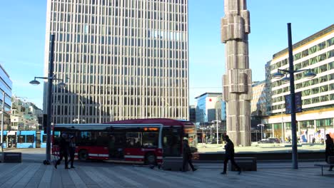 Tráfico-De-Tranvías-Y-Autobuses-Por-La-Plaza-De-La-Ciudad-Sergels-Torg-En-Estocolmo,-Suecia