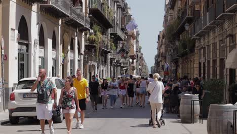 Paseo-Turístico-En-El-Mercado-Al-Aire-Libre-De-Palermo,-Italia--Via-Vittorio-Emanuele-Street-via-Vittorio-Emanuele-Street