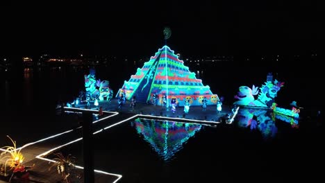 Grupo-De-Bailarines-Mexicanos-De-Iluminación-En-La-Plataforma-Por-La-Noche