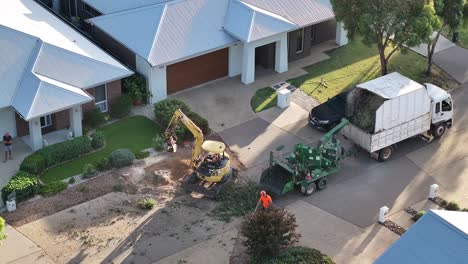 Yarrawonga,-Victoria,-Australia---6-March-2024:-Tree-felling-machine-working-to-clear-around-the-stump-of-a-felled-tree-in-a-suburban-street