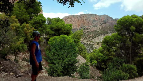 Hombre-Turista-Caminando-En-La-Naturaleza-Trek-Paisaje-Forestal-Parque-Nacional-De-Gibraltar