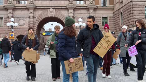 Klimademonstranten-Von-Fridays-For-Future-Marschieren-Mit-Schildern-Durch-Stockholm