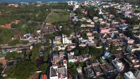 Vista-Aérea-Superior-De-Drones-De-Edificios-Rodeados-De-árboles-Cerca-De-La-Playa