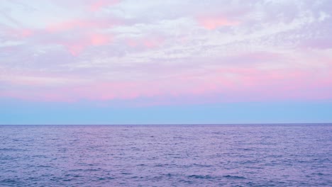 Meereslandschaft-Und-Farbenfroher-Himmel-Darüber,-Statische-Ansicht