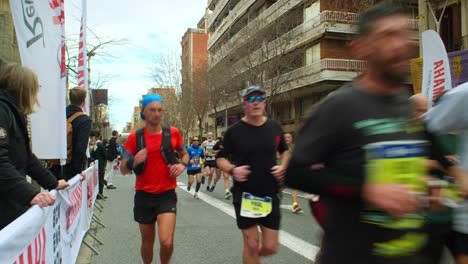 Barcelona-Marathon-2024-Vereint-Menschen-In-Gesundheit,-Fitness-Und-Leistung