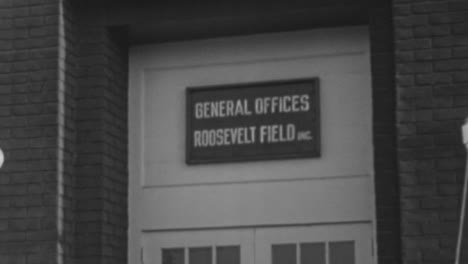 Metalltafel-über-Dem-Eingangstor-Des-Roosevelt-Field-Airport-In-New-York-Der-1930er-Jahre