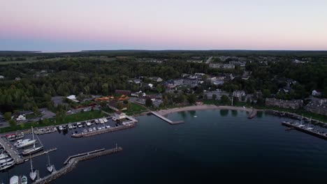 Drohnenaufnahme-Zur-Goldenen-Stunde-über-Sister-Bay,-Wisconsin-Im-Herbst