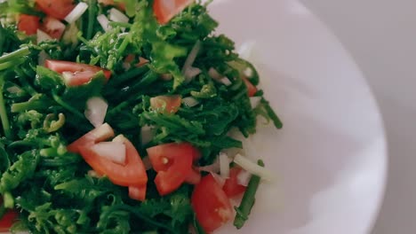 Sichtweise-Beim-Essen-Eines-Tellers-Farnkrautsalat-Oder-Enseladang-Pako,-Einer-Traditionellen-Veganen-Lokalen-Delikatesse-Aus-Den-Philippinen