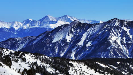 Vail-Pass-Colorado-Luftbild-Drohne-Landschaft-I70-Copper-Mountain-Silverthorne-Frisco-Greys-Und-Torreys-Tenmile-Peak-Sonniger-Wintermorgen-Neuschnee-Blauer-Himmel-Rocky-Mountains-Kontinentale-Wasserscheide-Kreis-Links