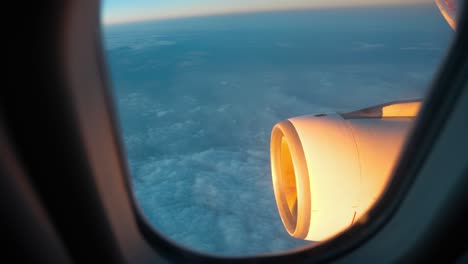 Blick-Aus-Dem-Flugzeugfenster-Auf-Die-Turbinenbeleuchtung-Bei-Sonnenuntergang