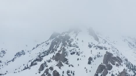 Montañas-Ciucas-Cubiertas-De-Nieve-Envueltas-En-Niebla,-Sereno-Paisaje-Invernal