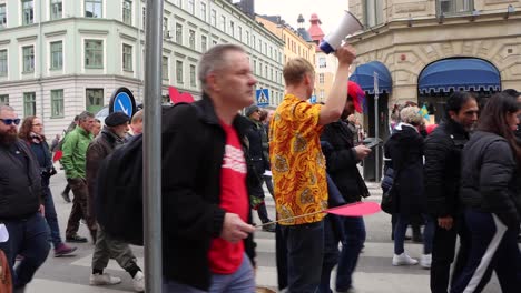 Vista-Cercana-De-Los-Manifestantes-Marchando-En-La-Manifestación-De-Corona,-Estocolmo