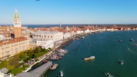 Vista-Aérea-De-La-Costa-En-Piazza-San-Marco,-Venecia