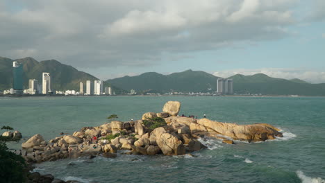 Hon-Chong-Rock-Garden---scenic-cluster-of-coastal-boulders,-Nha-Trang,-Vietnam