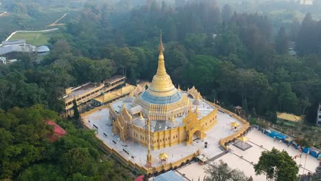 Luftaufnahme-Eines-Buddhistischen-Tempels-Mit-Goldener-Pagode-Im-Lumbini-Naturpark-Oder-Taman-Alam-Lumbini-Im-Dorf-Dolat-Rayat,-Berastagi-In-Nord-Sumatra,-Indonesien