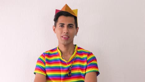 Joven-Gay-Latino-Con-Camiseta-Arcoiris-Y-Corona-Para-El-Desfile-Lgbtq